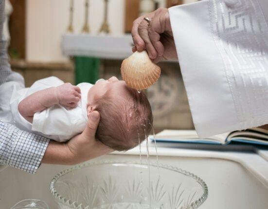 Photo d’un enfant en train de se faire baptiser à l’église